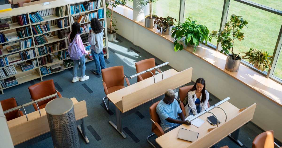 O avanço da inteligência artificial (IA) tem levado universidades nos Estados Unidos a reverem suas formas de ensino e avaliação.