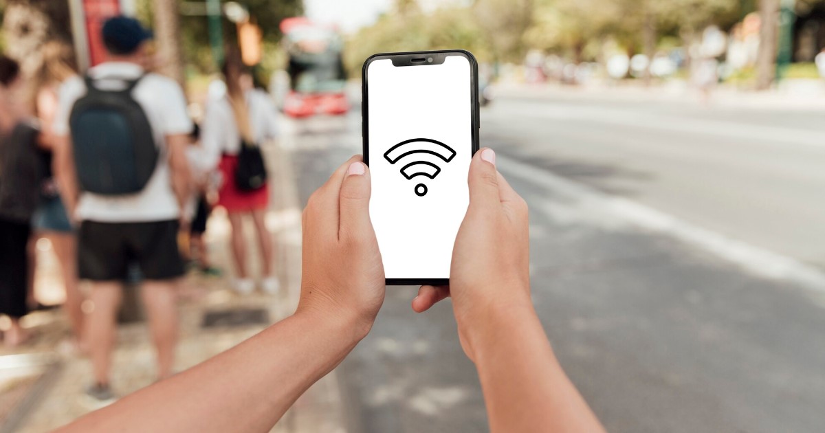 Confira oito comportamentos frequentes que colocam em risco a segurança do seu celular e saiba como se proteger.