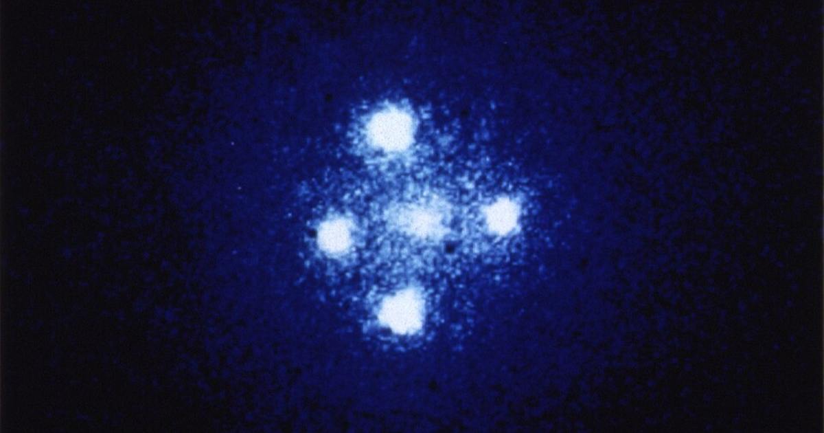 Uma equipe internacional de astrônomos observou um fenômeno ainda mais raro: uma Cruz de Einstein com cinco imagens na galáxia HerS-3.