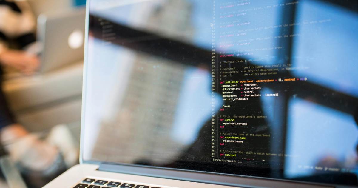 O mercado de tecnologia em 2025 continua marcado por um fenômeno recorrente: as grandes levas de demissões nas empresas do setor.