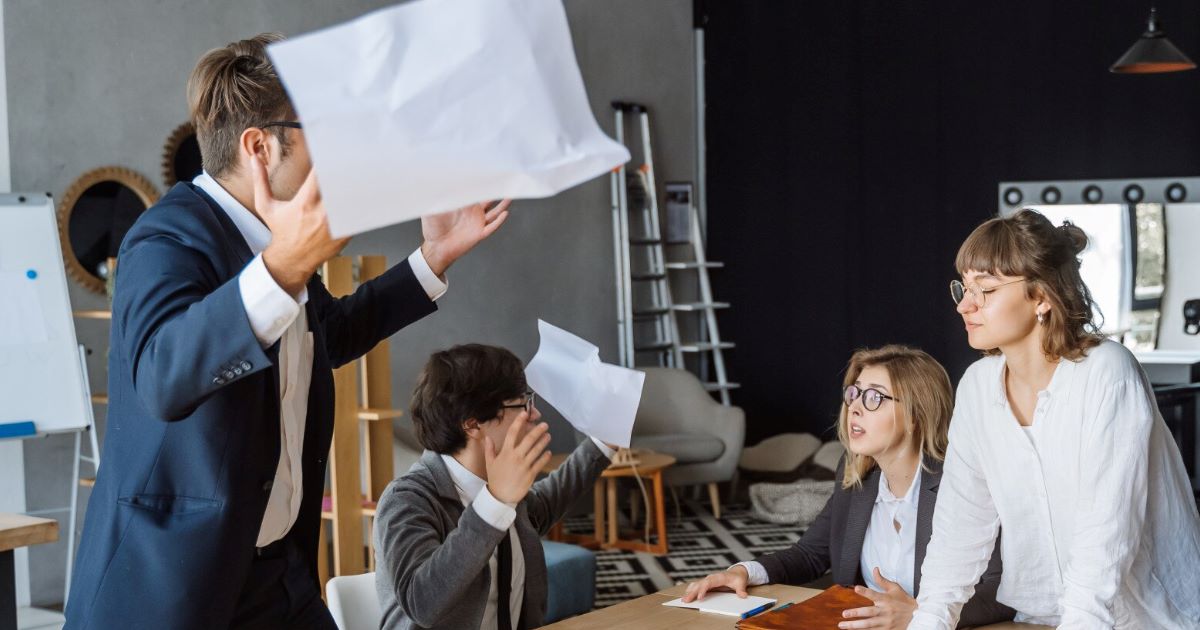 Avaliar o desempenho de trabalhadores e trabalhadoras em home office sem recorrer a métricas distorcidas segue como desafio desde a pandemia.