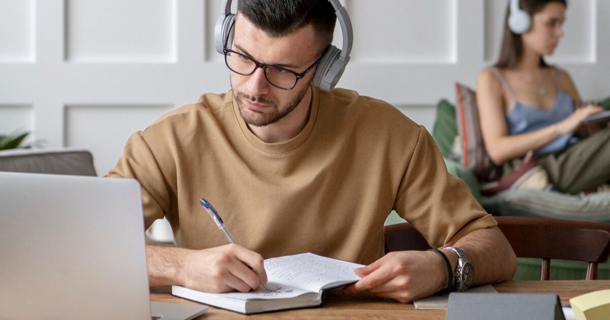 Pela primeira vez o ensino superior à distância (EAD) superou o presencial, reunindo 50,7% das matrículas.