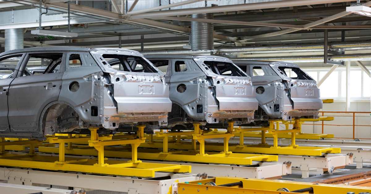 Um grupo de jovens hackers afirma ter sido responsável por um ataque cibernético que interrompeu a produção global da Jaguar Land Rover (JLR).