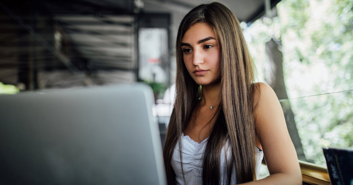 Um estudo da Universidade de Stanford revelou que a IA generativa está criando novos desafios para profissionais em início de carreira.