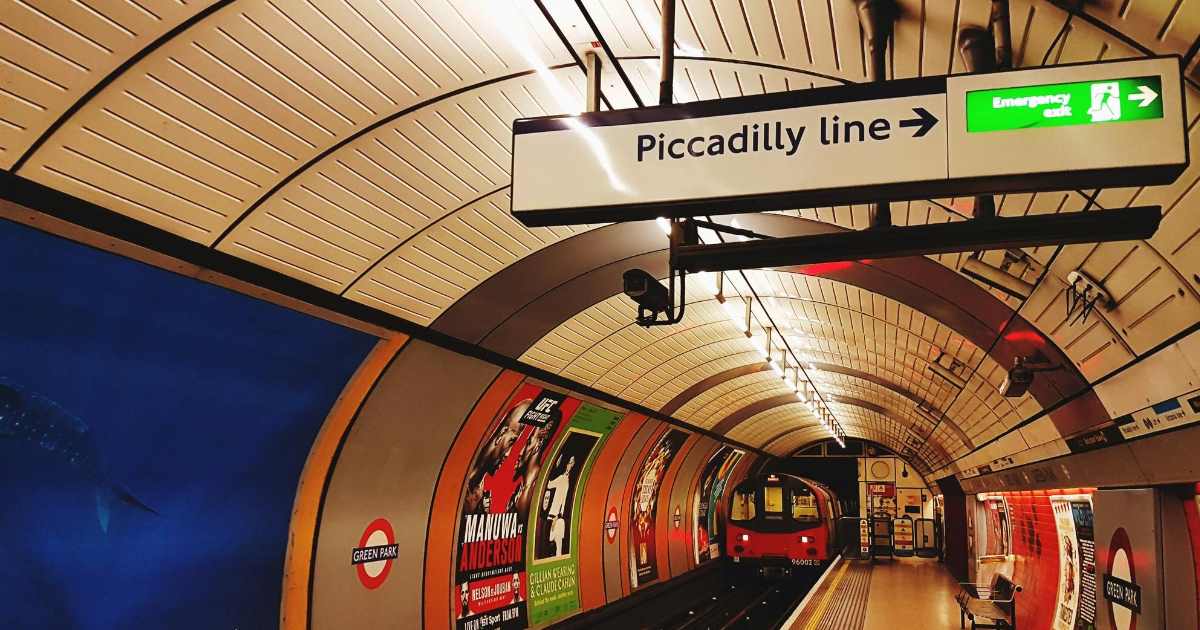 Londres iniciou a semana sem a operação do metrô. A paralisação, reivindica, entre outros pontos, a redução da jornada de trabalho.