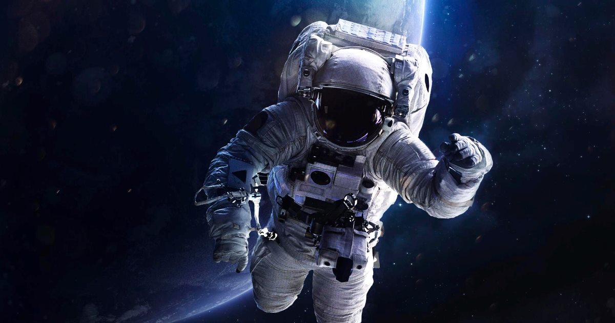 Com o tempo, a mulher passou a conversar com frequência com o suposto astronauta e acabou desenvolvendo sentimentos por ele.