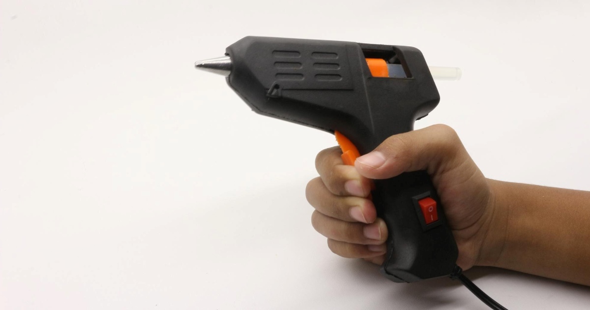 Pesquisadores apresentaram uma pistola de cola quente adaptada para imprimir enxertos ósseos biodegradáveis diretamente em fraturas.