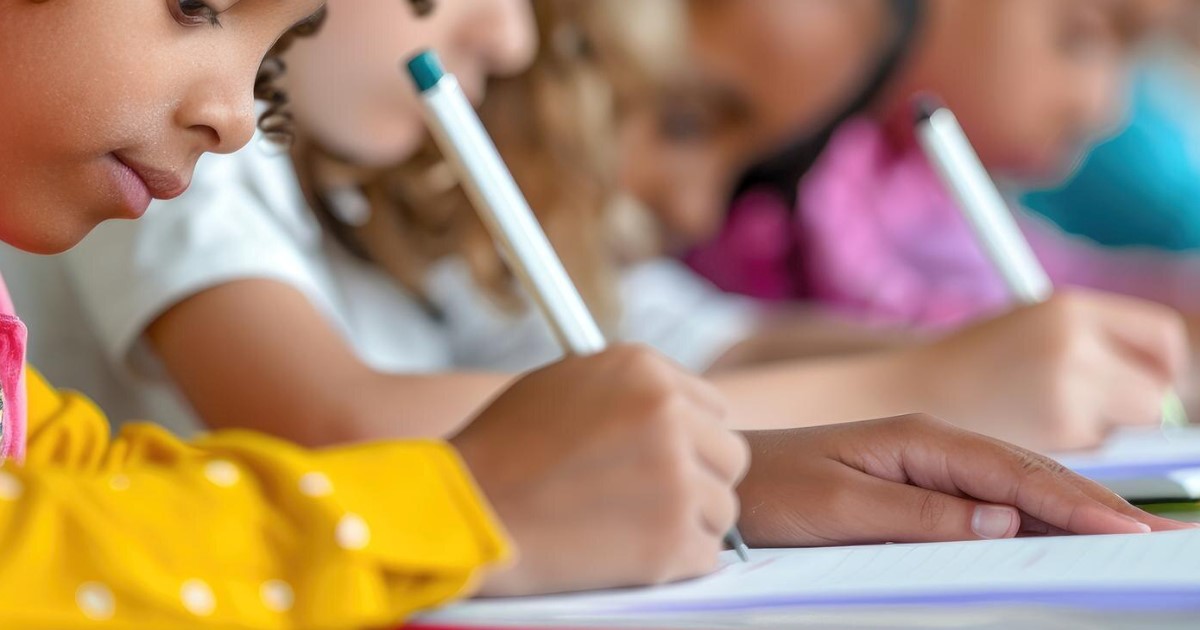 Segundo o levantamento, 83% dos estudantes afirmaram estar mais atentos às aulas após a proibição de celulares nas escolas.