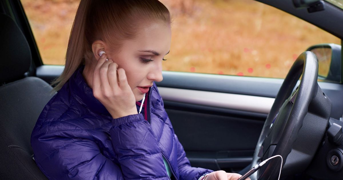 No trânsito, é comum encontrar motoristas que preferem dirigir com fones de ouvido, seja para atender uma ligação ou curtir músicas e podcasts.