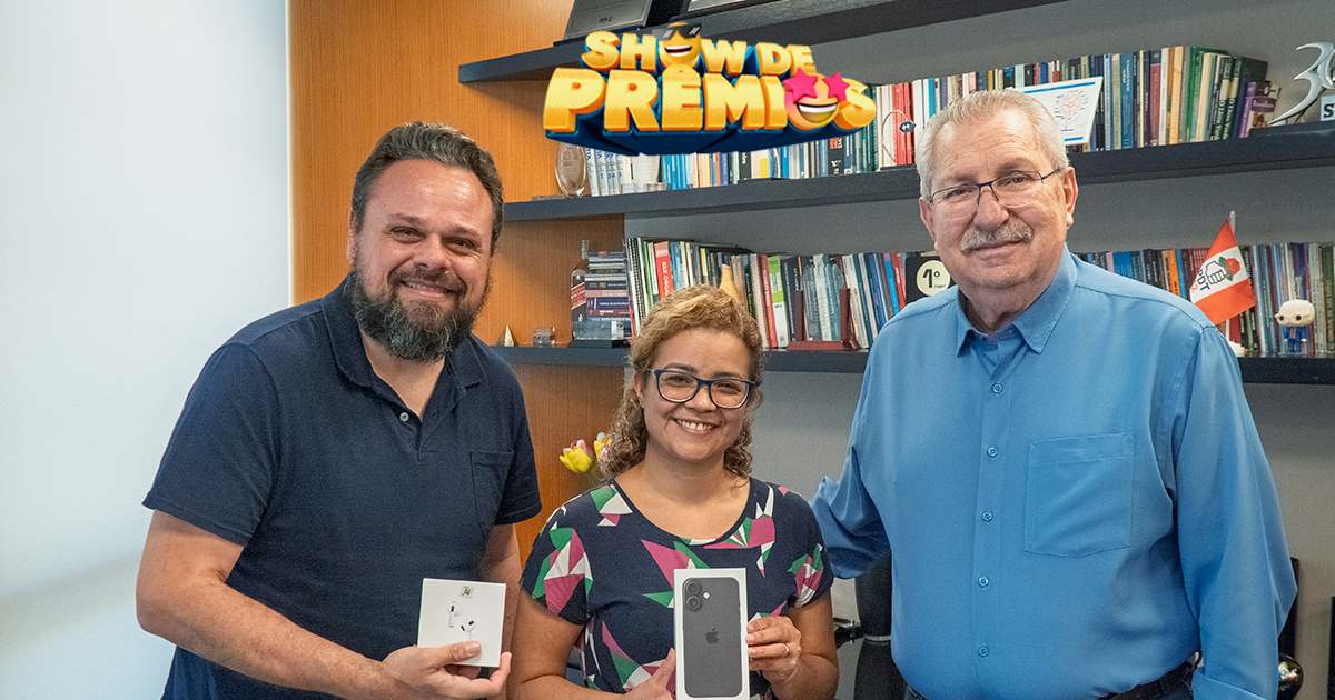 Três vencedores do "Show de Prêmios" de agosto compareceram à sede do Sindpd para receber seus novos aparelhos.