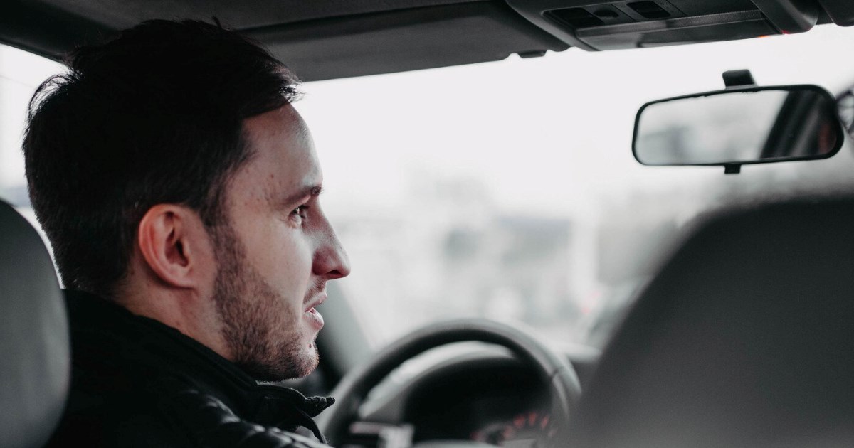 O alerta ganhou força após relatos de acidentes nos quais ocupantes ficaram presos dentro dos carros, em alguns casos crianças.