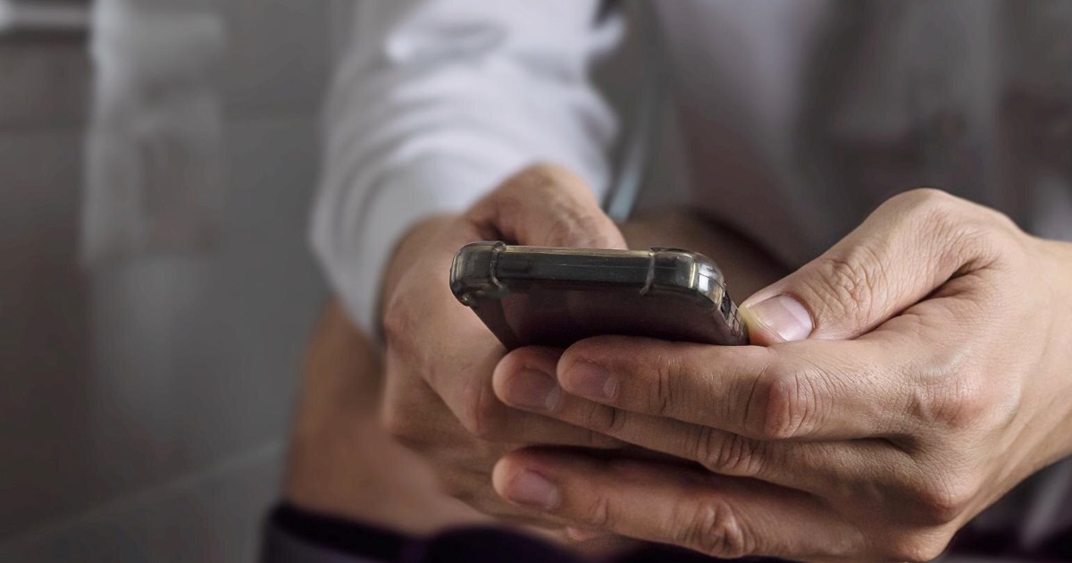 O hábito de usar o celular como companhia durante a ida ao banheiro pode trazer consequências para a saúde.