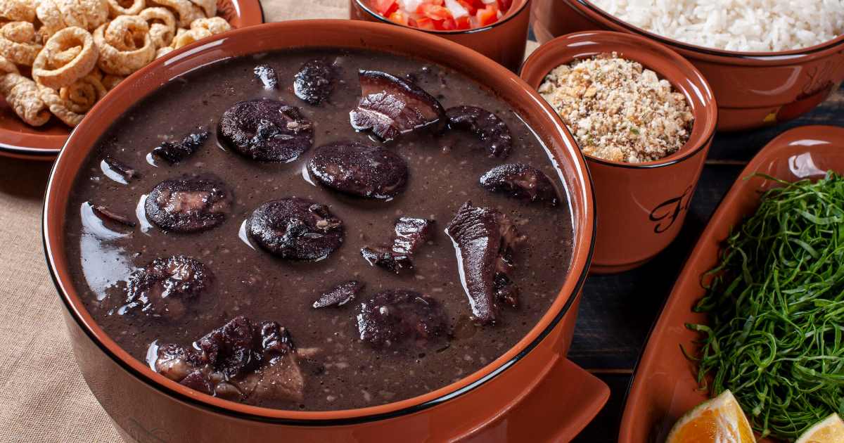 De acordo com a pesquisa realizada pela Pluxee, 62% dos que recebem vale-alimentação afirmam que o valor não cobre todas as compras.