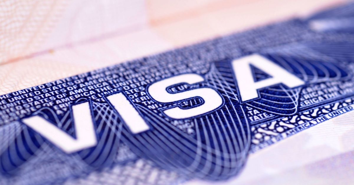 Decisão de Donald Trump impõe taxa de US$ 100 mil (cerca de R$ 540 mil) para adesão ao visto de trabalho qualificado (H-1B).