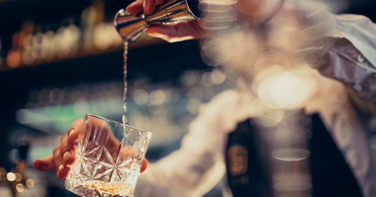 O aumento de notificações por intoxicação por metanol tem gerado preocupação e levantado dúvidas sobre a segurança no consumo de bebidas.