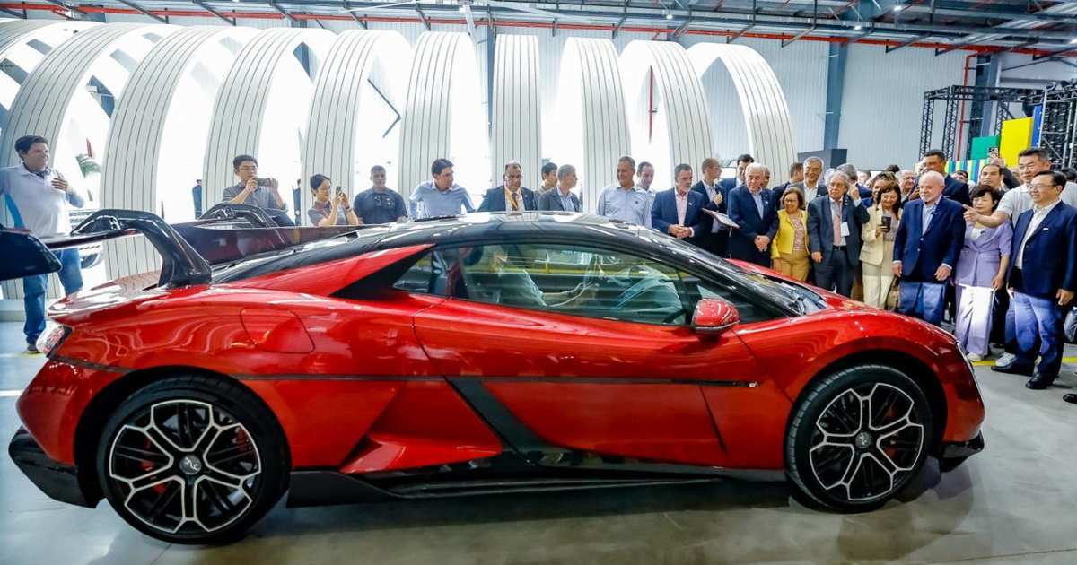 A BYD inaugurou oficialmente nesta quinta-feira (9) sua primeira fábrica no Brasil, localizada em Camaçari (BA).