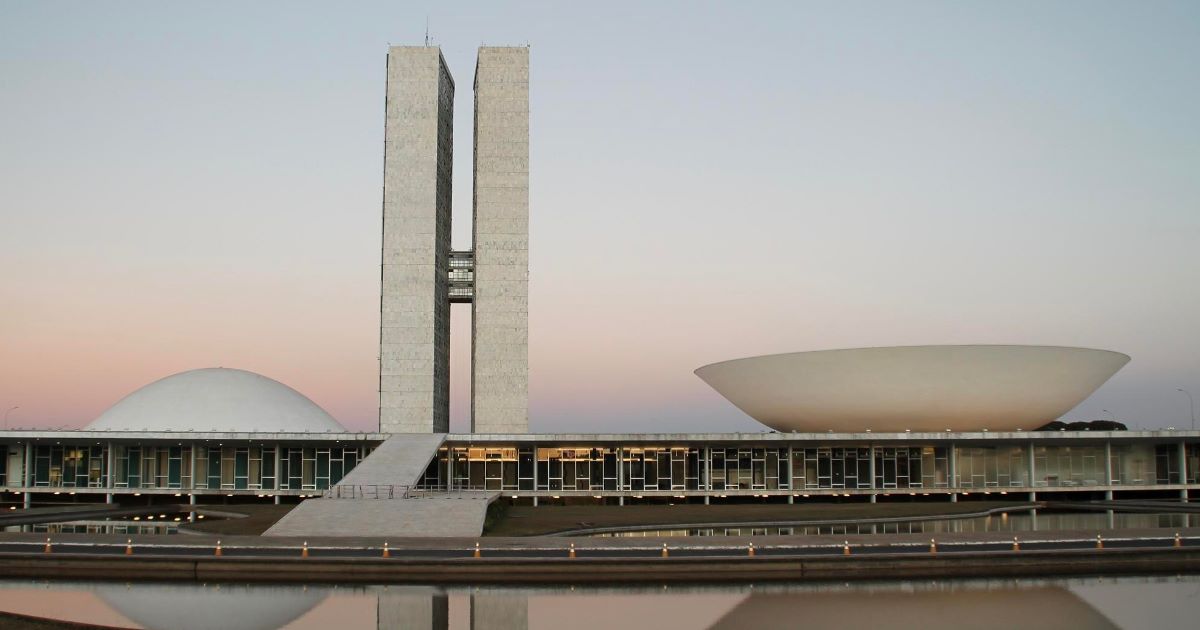 O projeto estabelece isenção para quem recebe até R$ 5 mil mensais (R$ 60 mil ao ano) e descontos para rendas de até R$ 7.350.