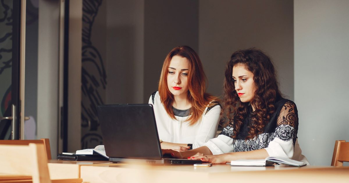 Mesmo com um nível de escolaridade mais alto, as trabalhadoras brasileiras ainda ganham quase 20% a menos do que os homens.