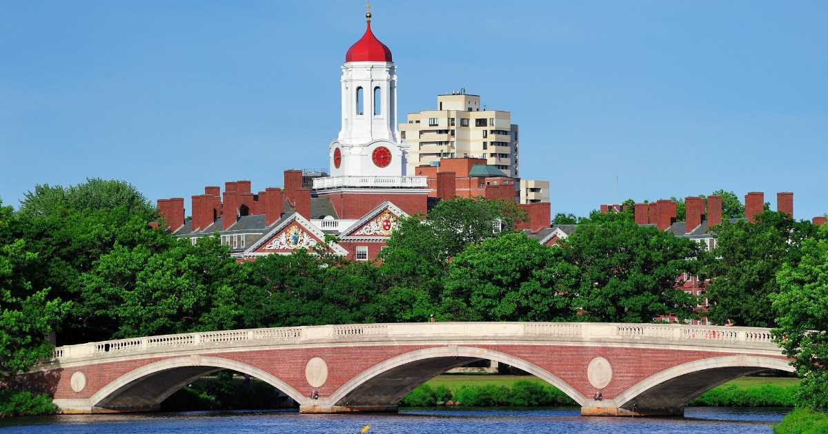 A Universidade de Harvard foi alvo de um ataque de ransomware que explorou uma vulnerabilidade crítica de dia zero no sistema Oracle E-Business Suite.