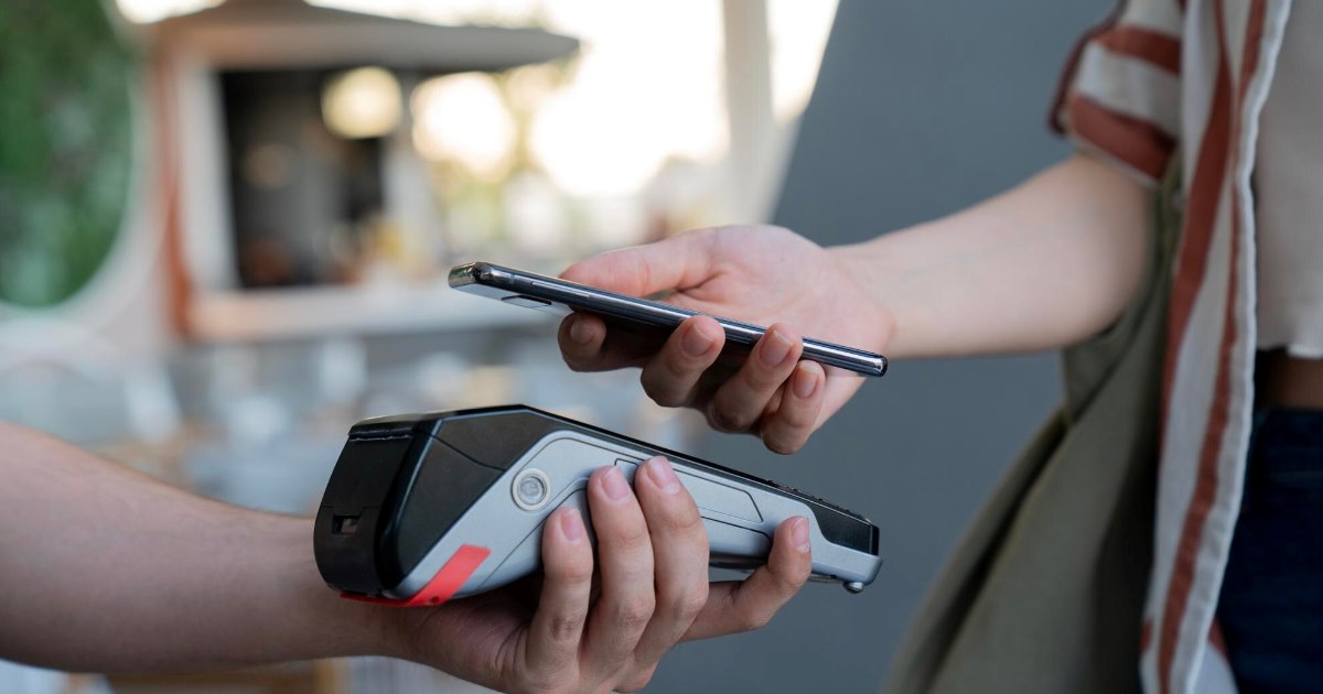 O trabalho descreve métodos capazes de contornar proteções de segurança em terminais de pagamento eletrônico.