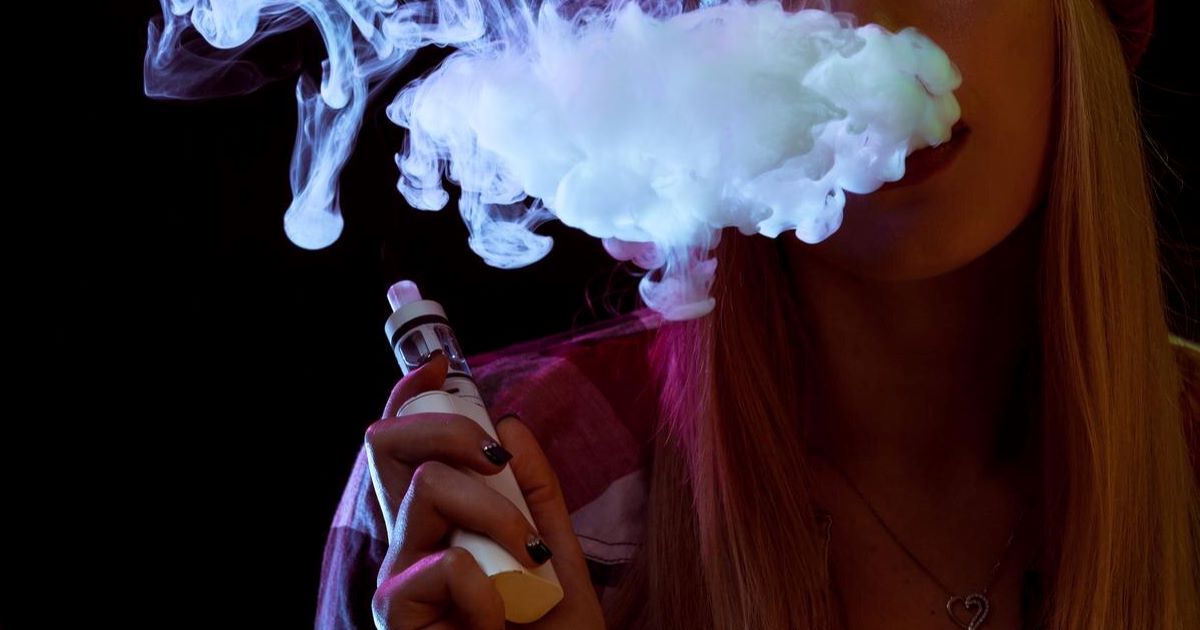 A Organização Mundial da Saúde (OMS) emitiu um alerta nesta segunda-feira (6) sobre o crescimento do uso de cigarros eletrônicos entre adolescentes.