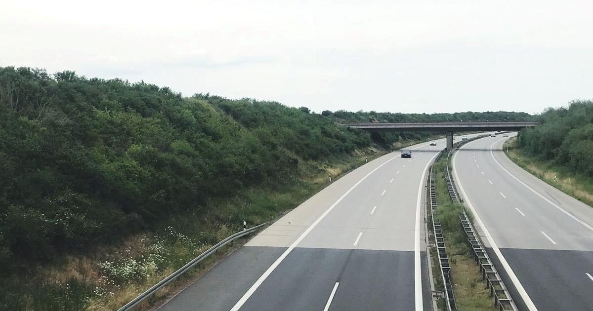 O governo de SP suspendeu a cobrança do pedágio free flow em 12 trechos rodoviários, cedendo à pressão de usuários, MP e à baixa adesão ao sistema.