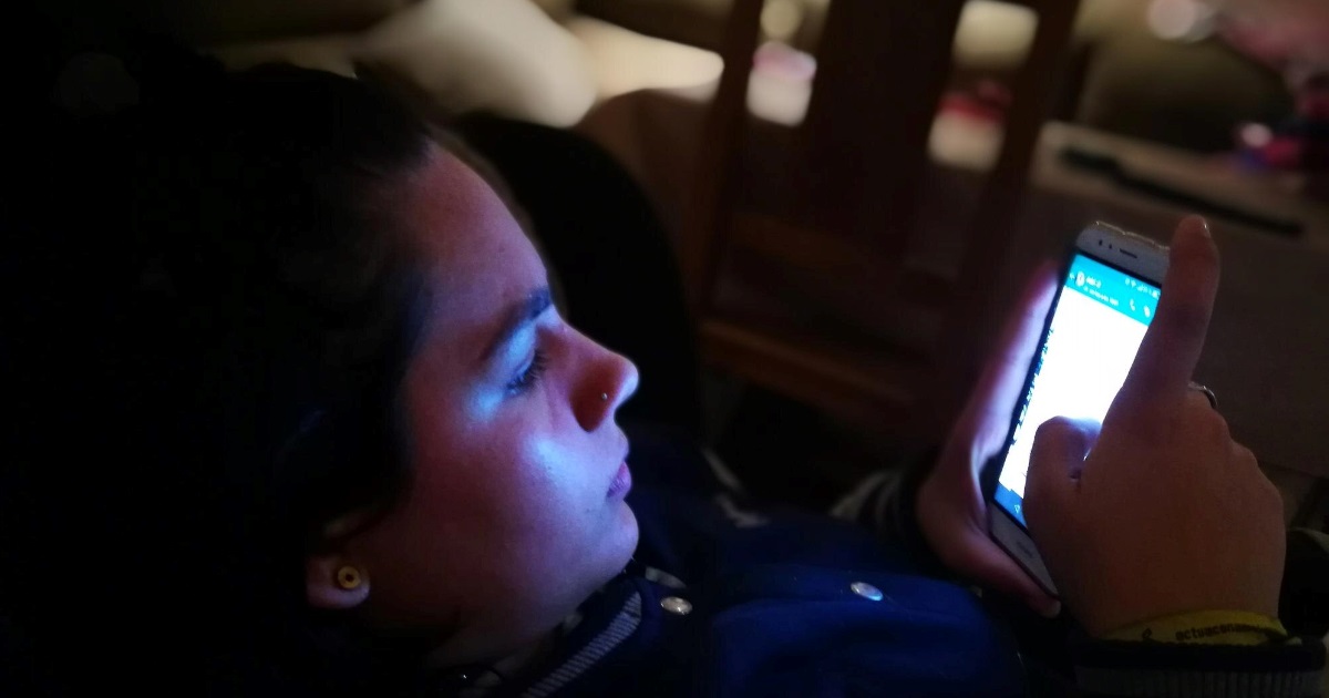 Os resultados mostram que jovens proibidos de usar o celular no quarto ou após determinado horário dormiam mais de quatro horas e meia extras por semana.