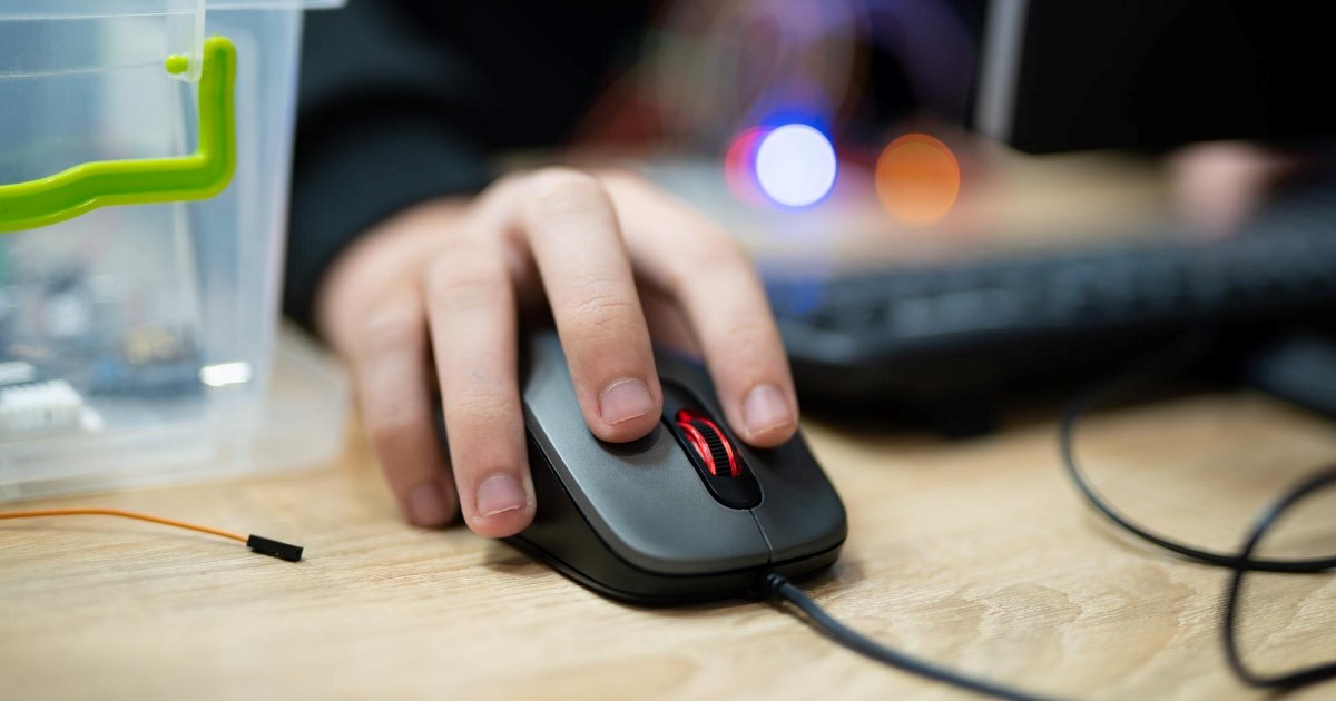 A técnica "Mic-E-Mouse" explora a sensibilidade e a frequência de sondagem dos sensores desses dispositivos para captar vibrações acústicas.