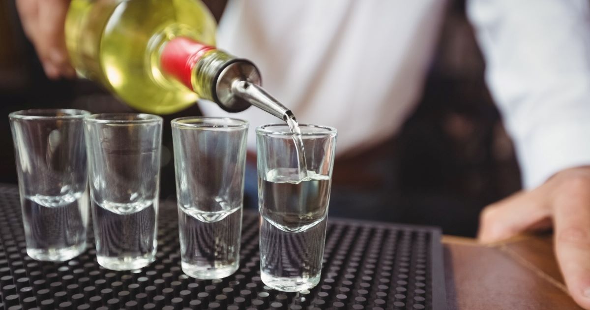 Pesquisadores da Universidade Estadual da Paraíba desenvolveram um dispositivo capaz de identificar metanol em bebidas destiladas em minutos.