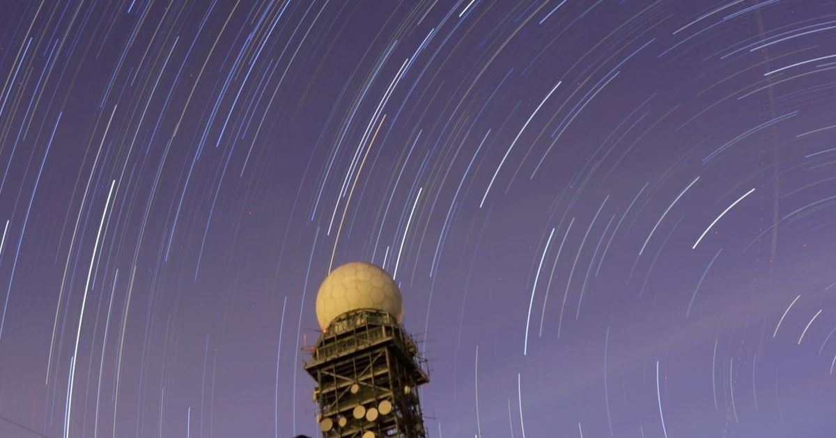 Uma nova imagem do cometa 3I/ATLAS mostra que a sua cauda iônica cresceu de maneira notável e ganhou estrutura.
