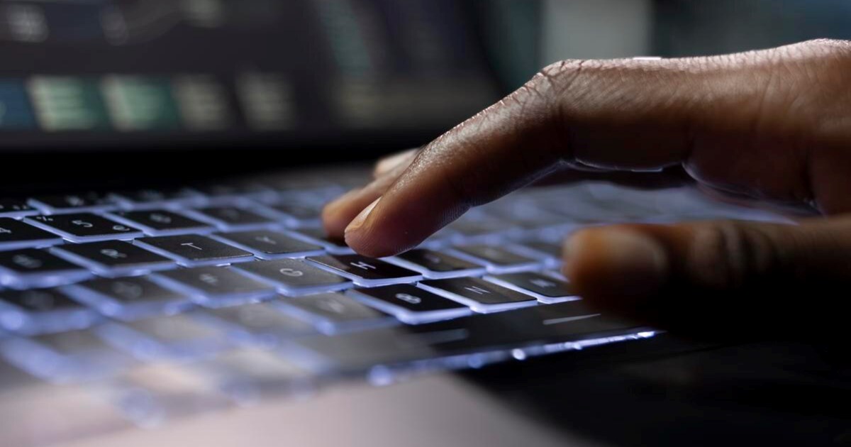 De acordo com o conceito formulado por Weiser, a computação ubíqua envolve a presença constante, porém discreta, da tecnologia