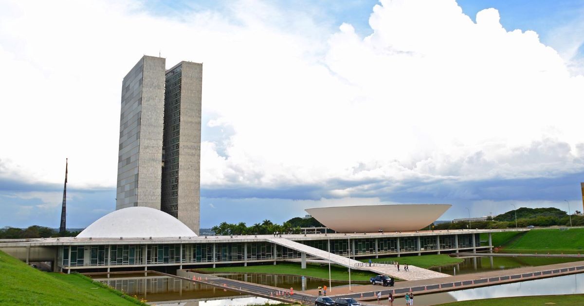 Protocolada em fevereiro deste ano na Câmara, a PEC nº 8/2025 prevê o fim da escala de seis dias de trabalho por um de folga (6x1).