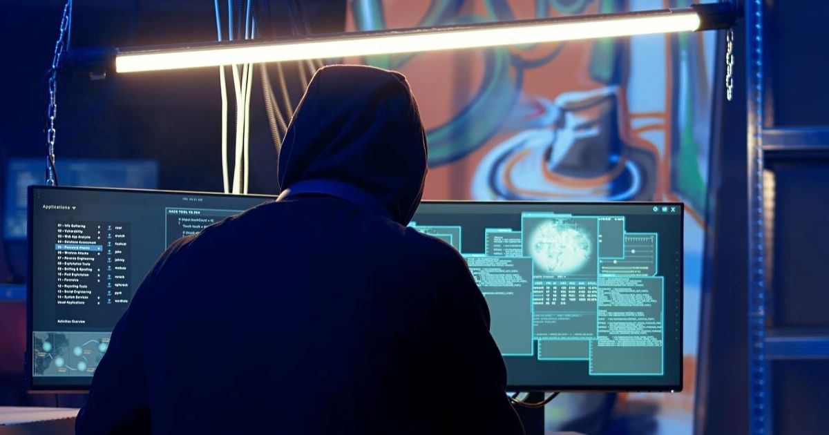 Durante quase dez anos, seu nome figurou entre os mais procurados pelo FBI. À frente de duas organizações distintas, ele esteve envolvido em roubos milionários.