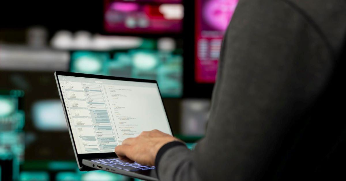 O trabalhador demitido da Intel teria copiado quase 18 mil arquivos internos da empresa, incluindo informações altamente confidenciais.