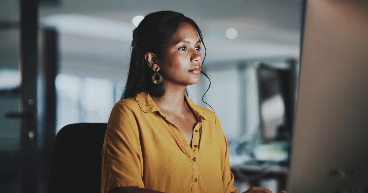 Mesmo com maior presença feminina no mercado de trabalho, mulheres continuam ganhando, em média, 21,2% menos do que os homens.