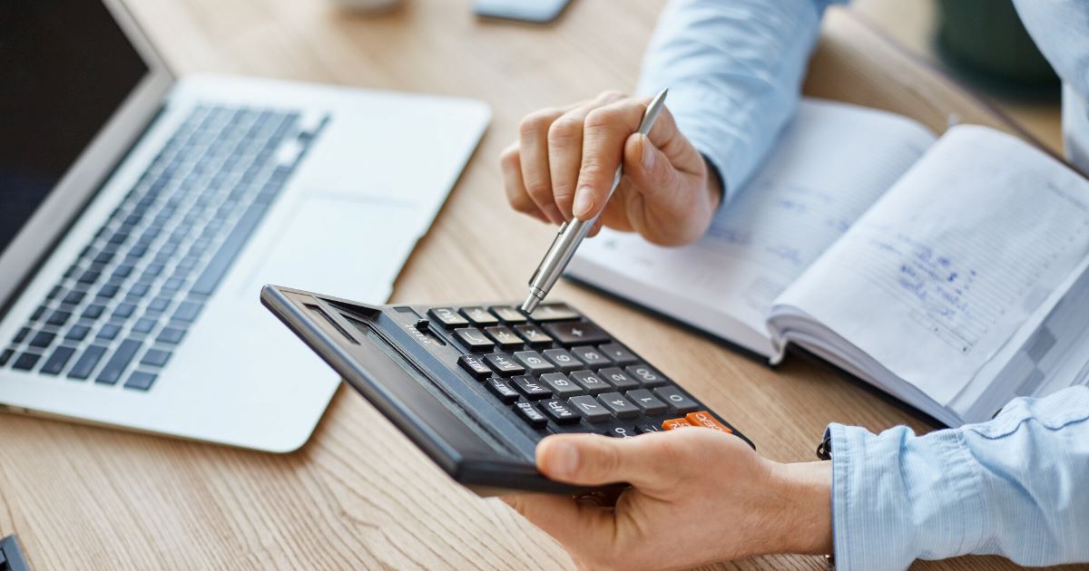 Com isso, o empreendedor precisa incluir, na mesma apuração, tanto os valores recebidos pessoalmente quanto o faturamento da empresa.