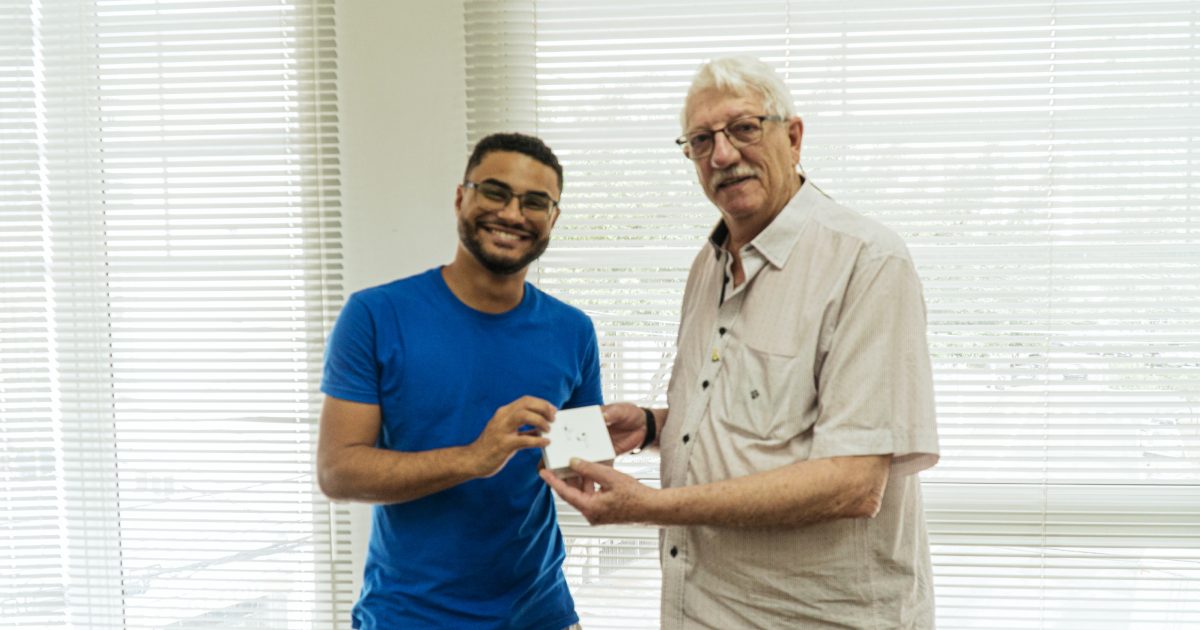 Felipe Albuquerque foi um dos sorteados e recebeu o prêmio das mãos do vice-presidente do sindicato, José Gustavo Oliveira Netto.