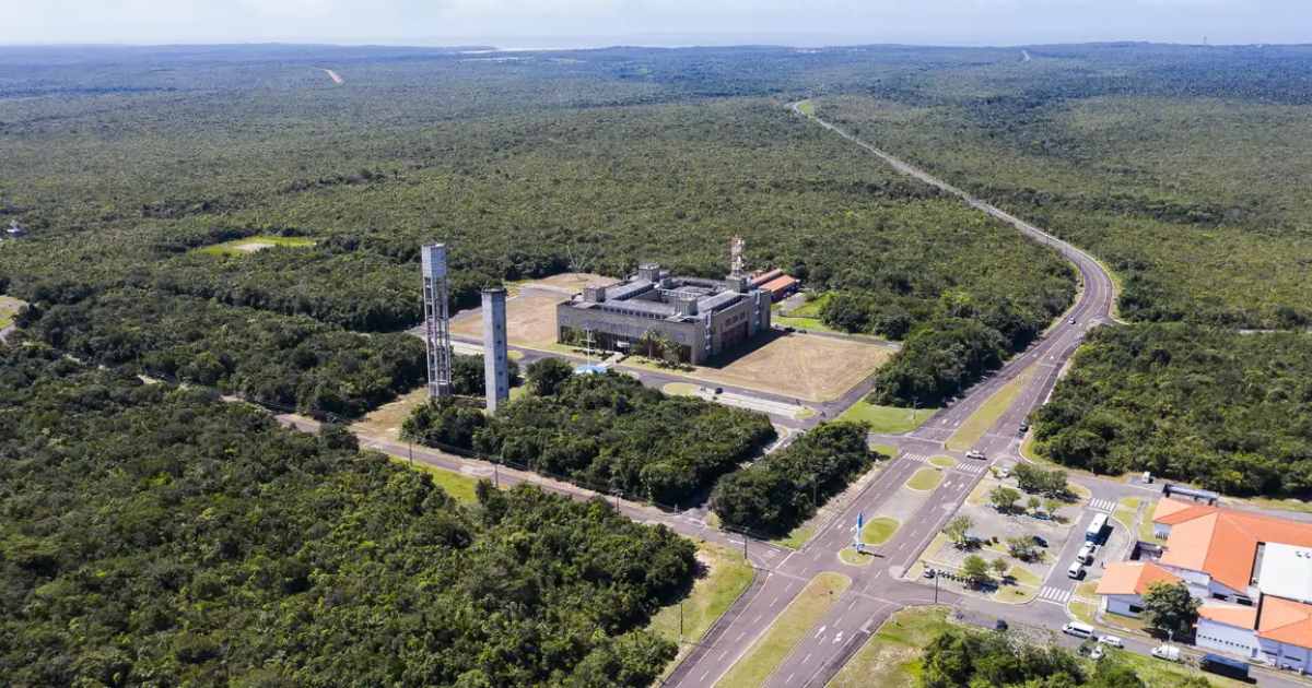 O foguete deverá levar cinco satélites à órbita da Terra, marcando o primeiro lançamento comercial desse tipo realizado a partir do território brasileiro.