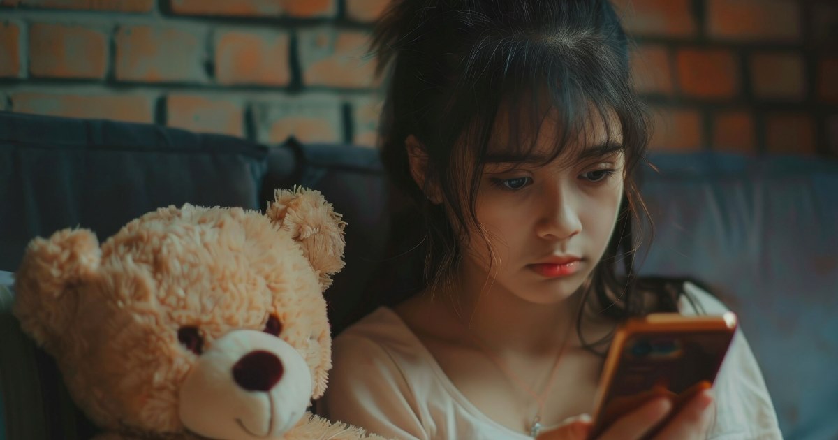 O acesso ao celular antes dos 12 anos está associado a maior risco de depressão, obesidade e noites de sono mais curtas.