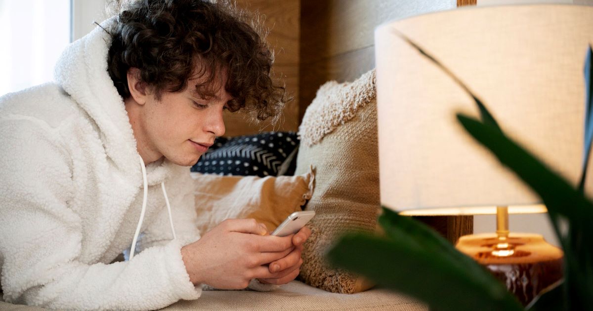 Trabalhos recentes sugerem vínculos entre o consumo prolongado de vídeos curtos e dificuldades de atenção, autocontrole e bem-estar mental.