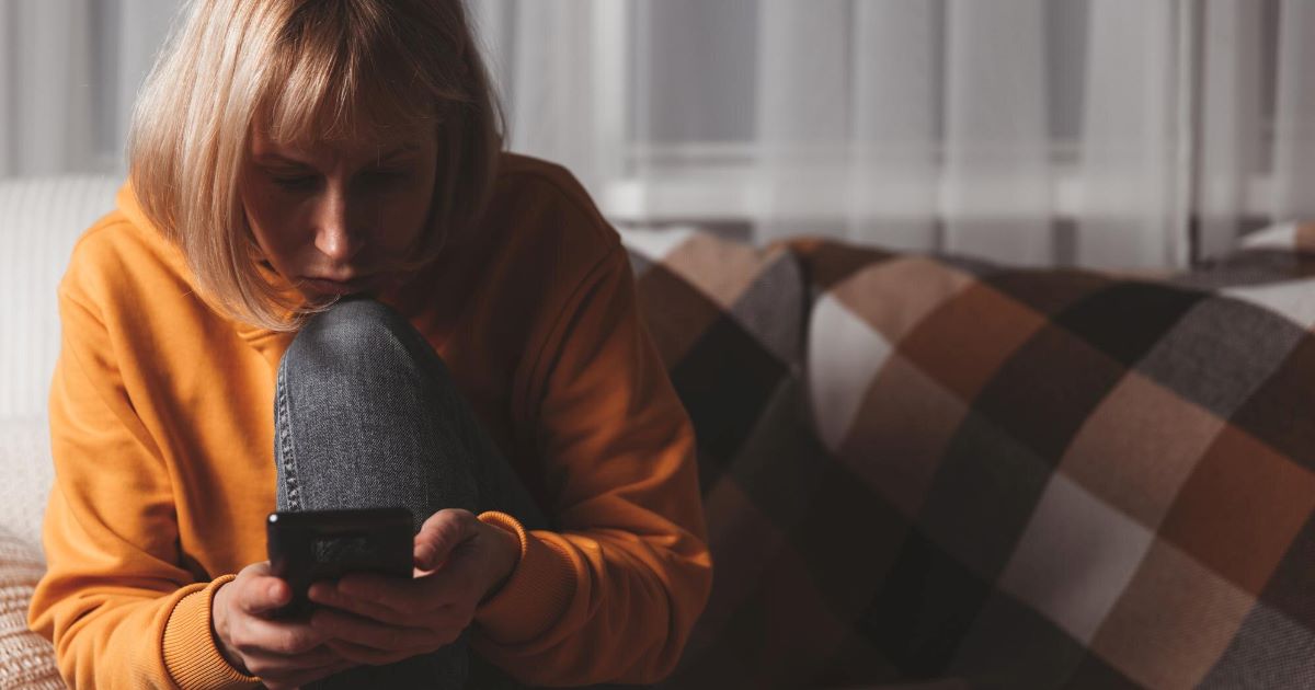 Quase metade dos participantes prefere consultar modelos de IA antes de tomar decisões, evidenciando um aumento da dependência tecnológica.