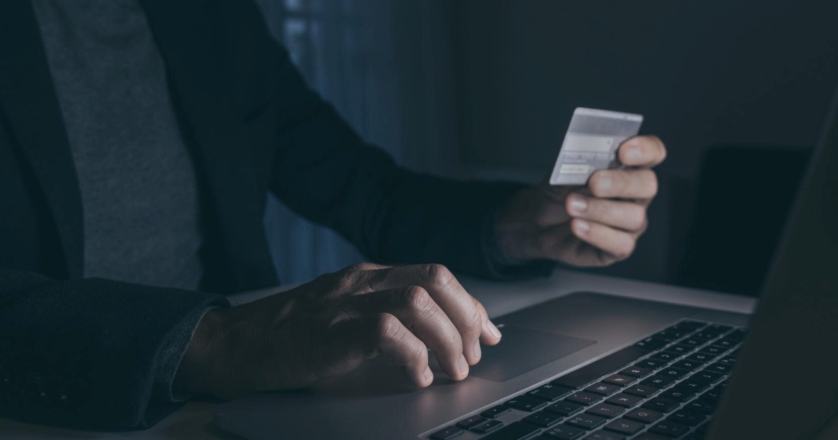 A Polícia Civil de SP deflagrou uma operação que investiga um esquema de fraude responsável por desviar R$ 20 milhões de uma empresa de meios de pagamento.