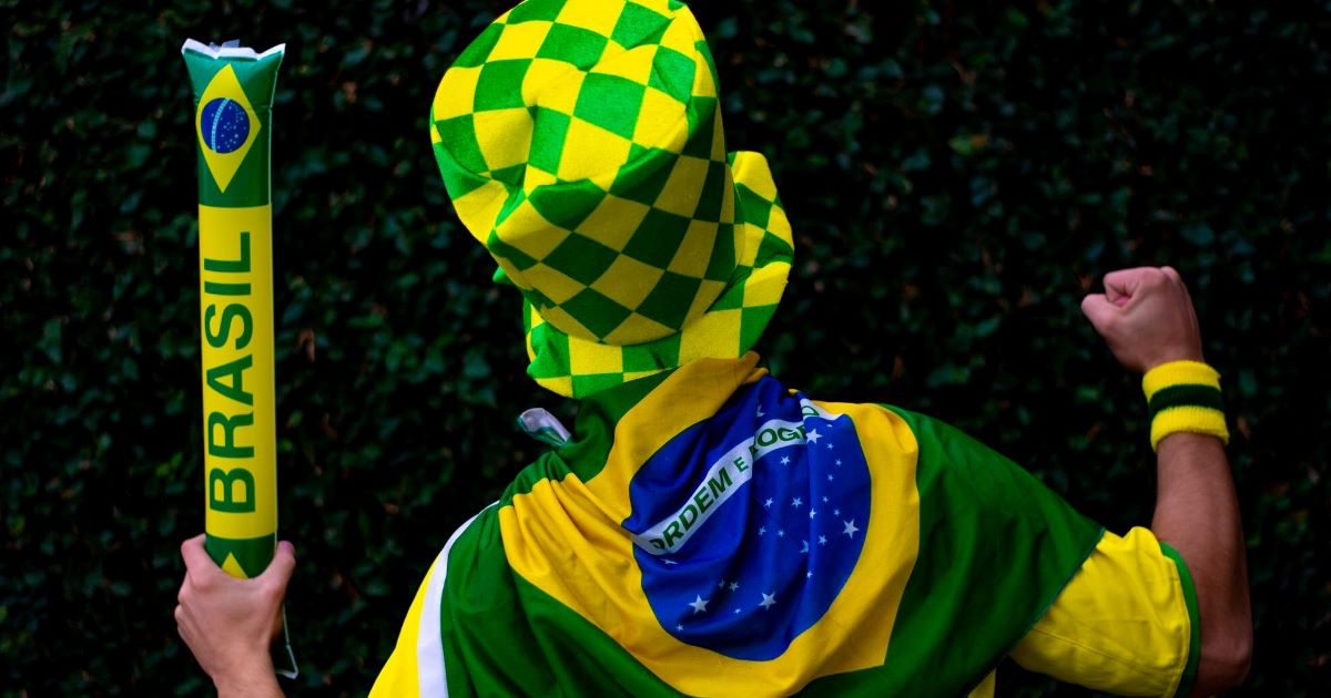 O sorteio dos grupos da Copa do Mundo, realizado nesta sexta-feira (5), marcou o início da expectativa que deve dominar o país nos próximos meses.