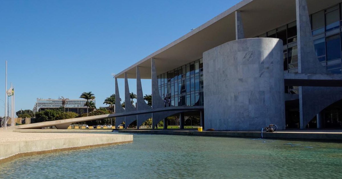 A proposta elimina de forma direta o modelo 6x1 e estabelece uma jornada 5x2, limitada a 40 horas semanais e oito horas diárias.