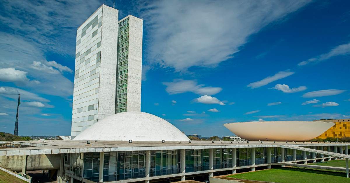 Texto apresentado pelo deputado Luiz Gastão propõe jornada máxima de 40 horas semanais, mas não elimina escala com 6 dias de trabalho.