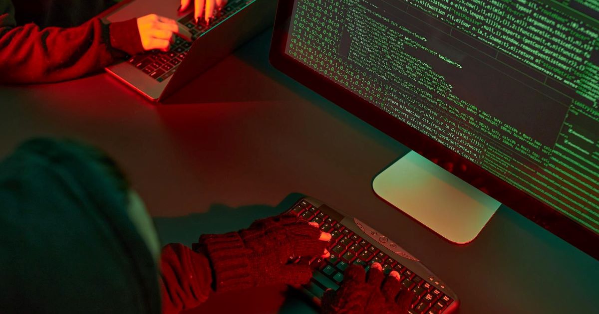 As investigações apontaram que os criminosos ofereciam a retirada de mandados de prisão dos registros do Tribunal de Justiça em troca de R$ 3 mil.