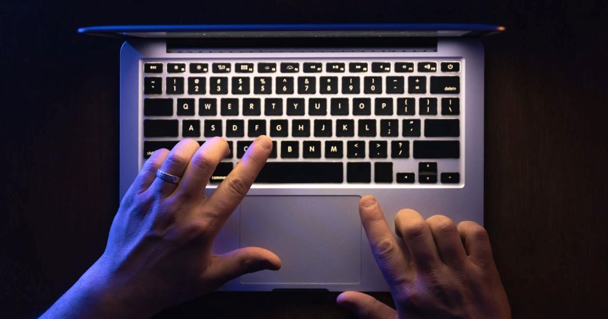 De acordo com a acusação, réu usava o chatbot como ‘terapeuta’ e era incentivado a prosseguir com comportamento misógino.