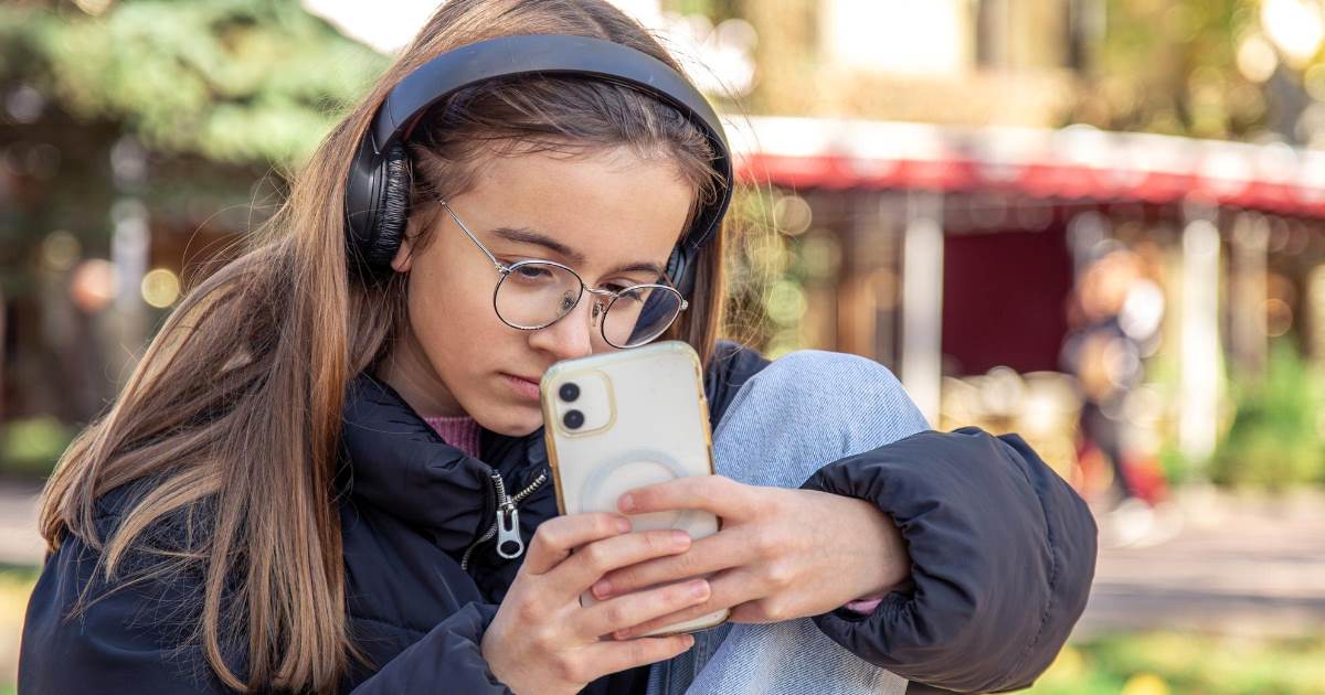 Com regras pioneiras da Austrália, países como Brasil, Espanha e Reino Unido revisam limites de acesso para menores de 18 anos.