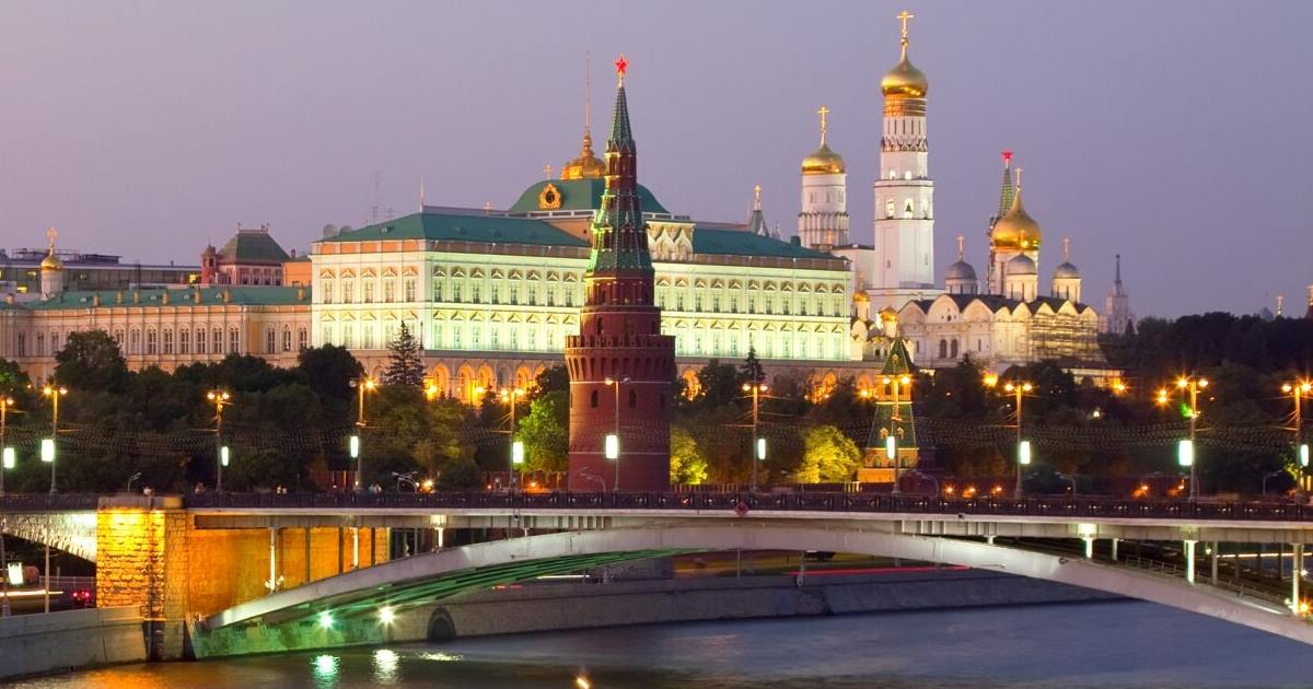 A decisão menciona casos de assédio sexual, tentativas de obtenção de fotos íntimas e incitação à violência dentro do ambiente do jogo.