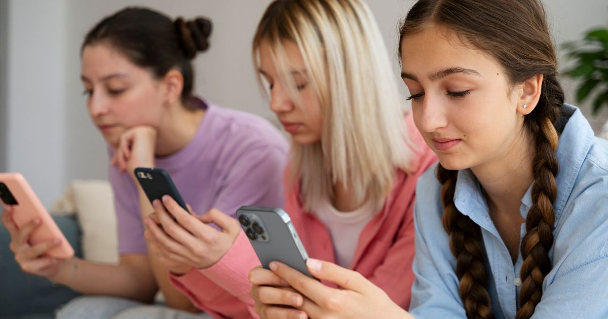O comportamento digital dos adolescentes está em constante evolução, mas um padrão permanece: a permanência prolongada nas redes sociais.